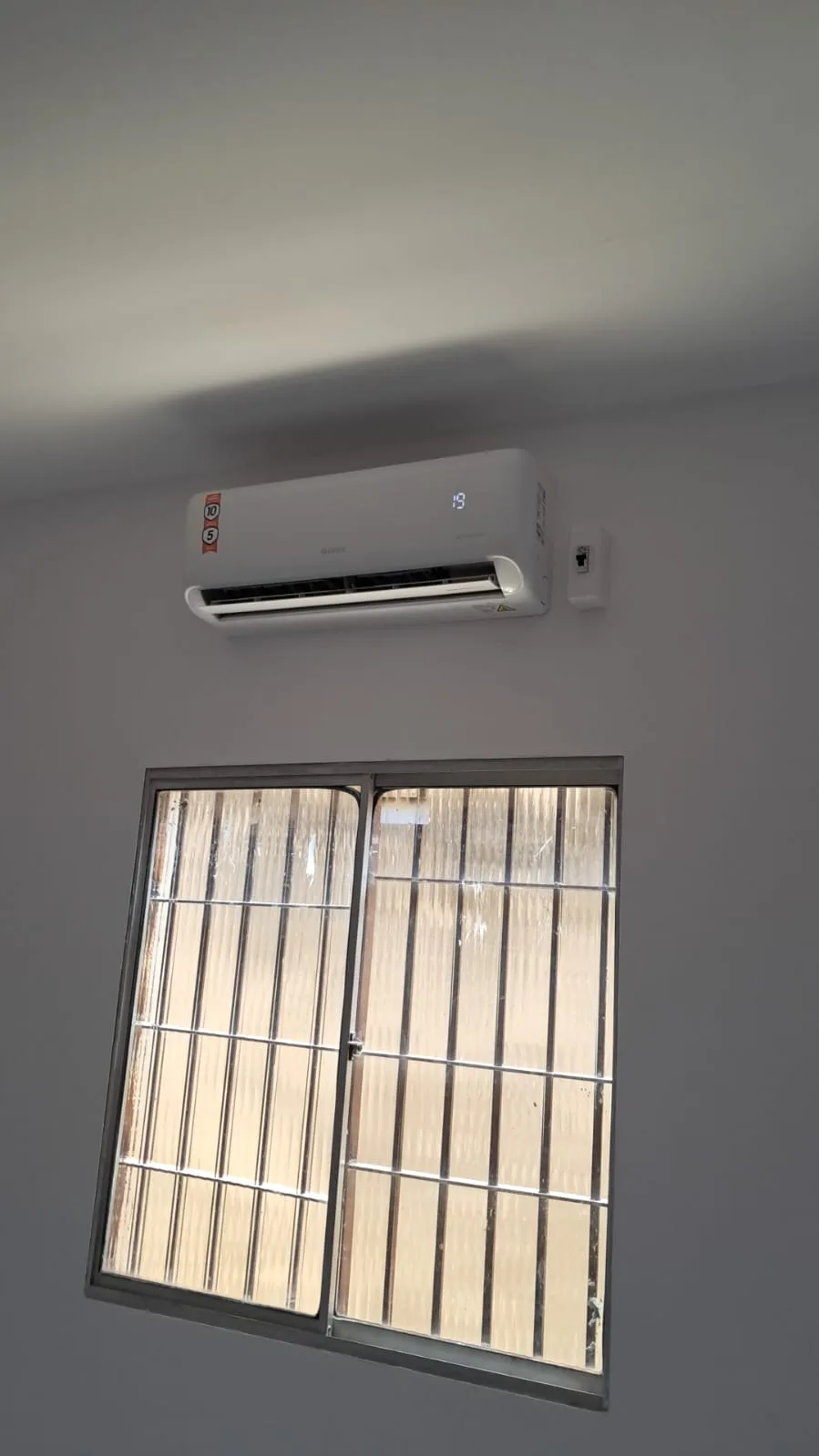 Split instalado e ligado, marcando a temperatura no visor