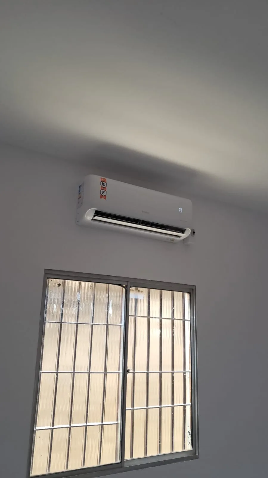 Split instalado e em funcionamento numa sala