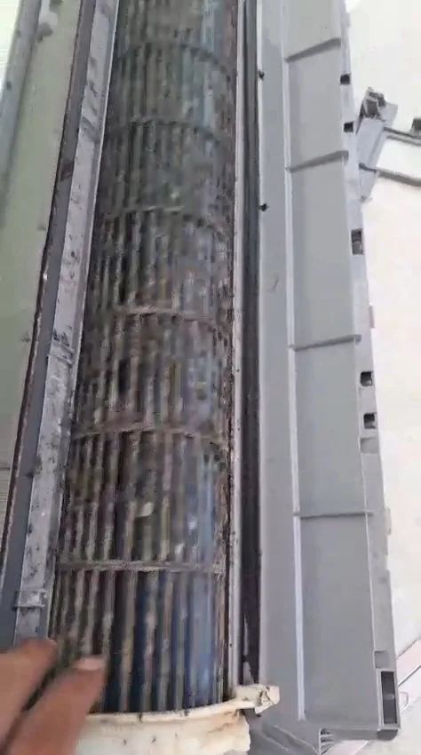 Turbina de evaporadora tomada por fuligem, antes da higienização